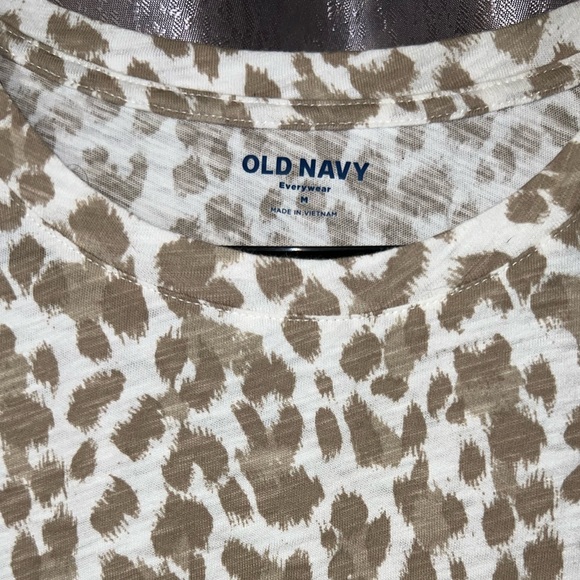 Old Navy Leopard print shirt, size Medium - Picture 3 of 3